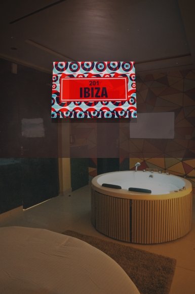 Ibiza Trippy BR w Jacuzzi, TV, Fun Surprise (1)