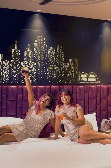 Las Vegas Luxury Suite wJacuzzi + Screen